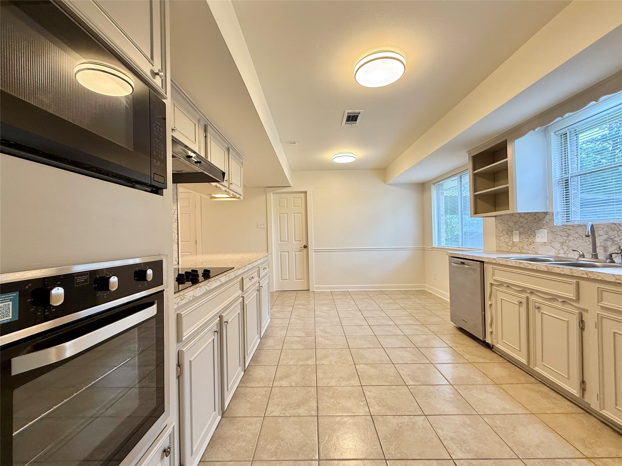 2043 Cherry Laurel Spring, TX 77386 - Photo 16 of 50 Oven, Dishwasher & Microwave are new!