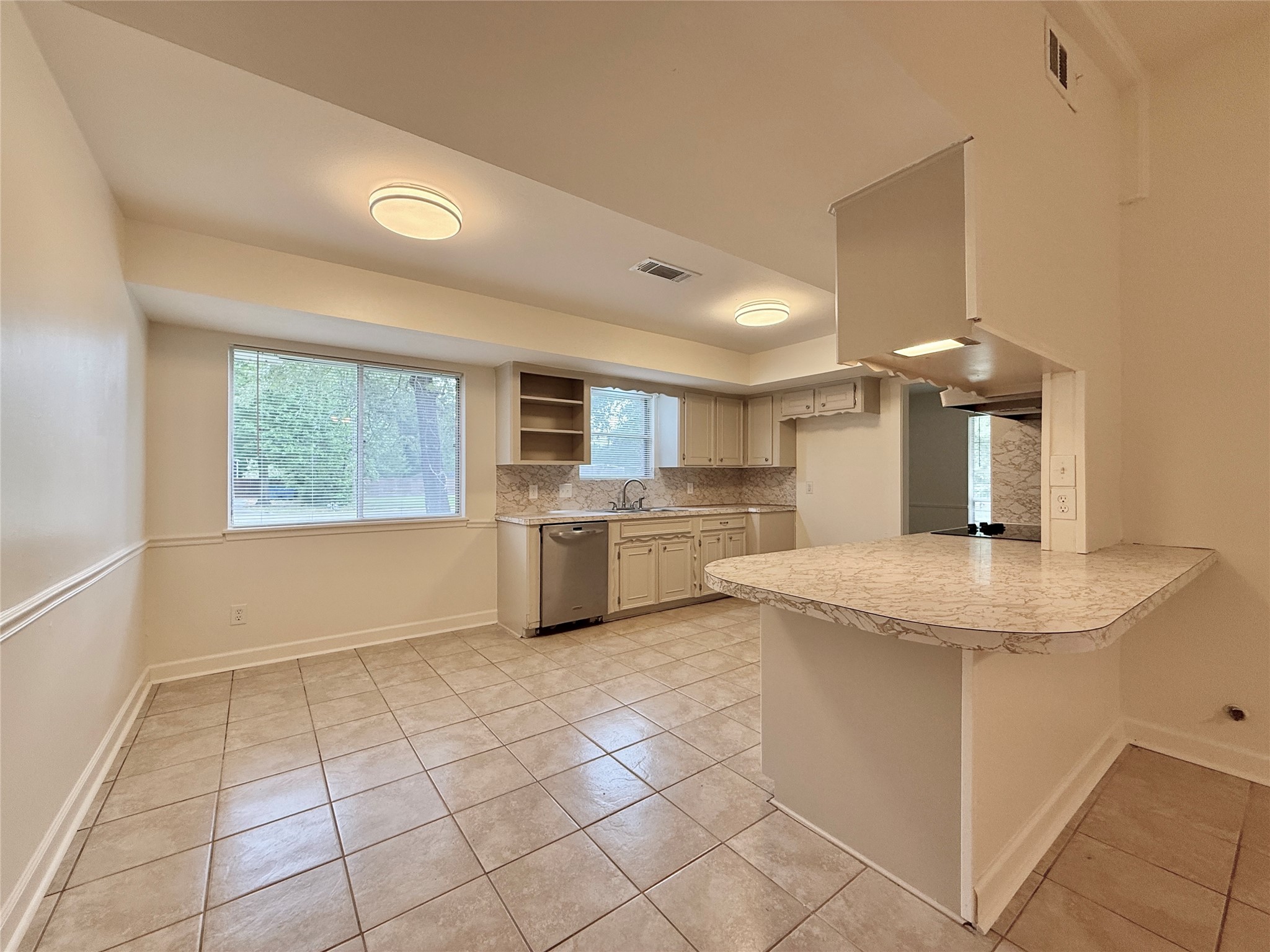 2043 Cherry Laurel Spring, TX 77386 - Photo 18 of 50 Dine in Seating