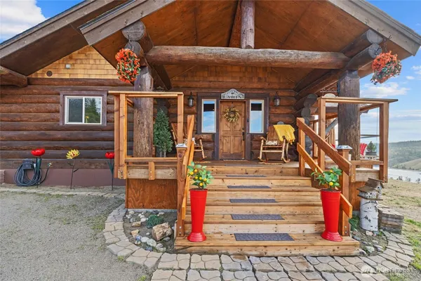 a view of entryway with a front door