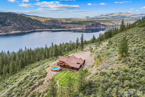 an aerial view of house with yard and lake view