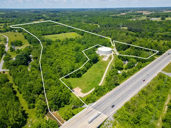 a view of a tennis court