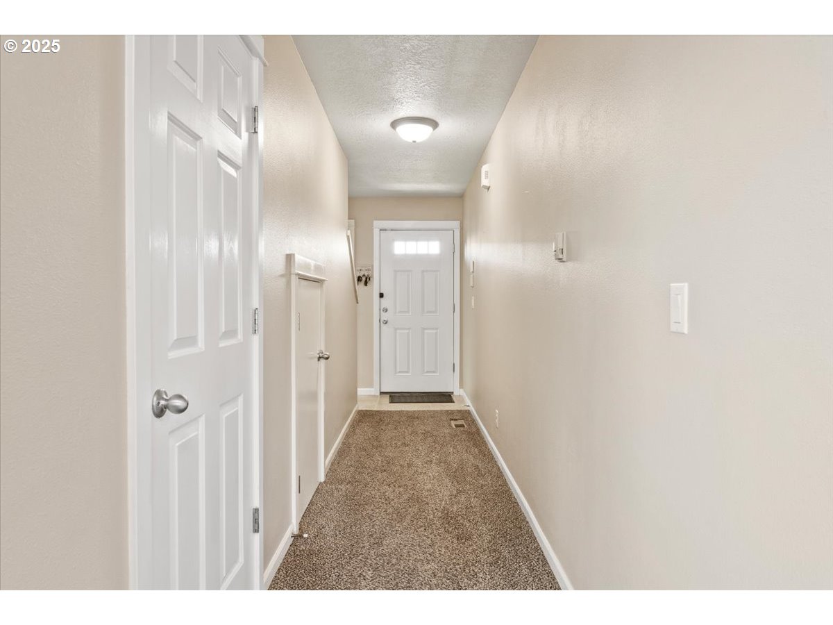 4135 Geranium Loop Northeast Salem, OR 97305 - Photo 3 of 18 a view of a hallway