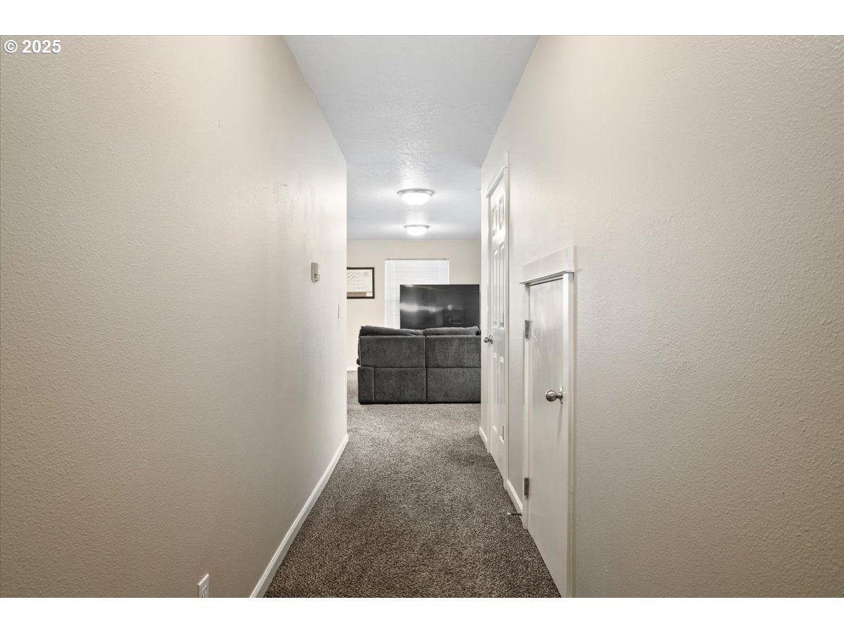 4135 Geranium Loop Northeast Salem, OR 97305 - Photo 4 of 18 a view of a hallway