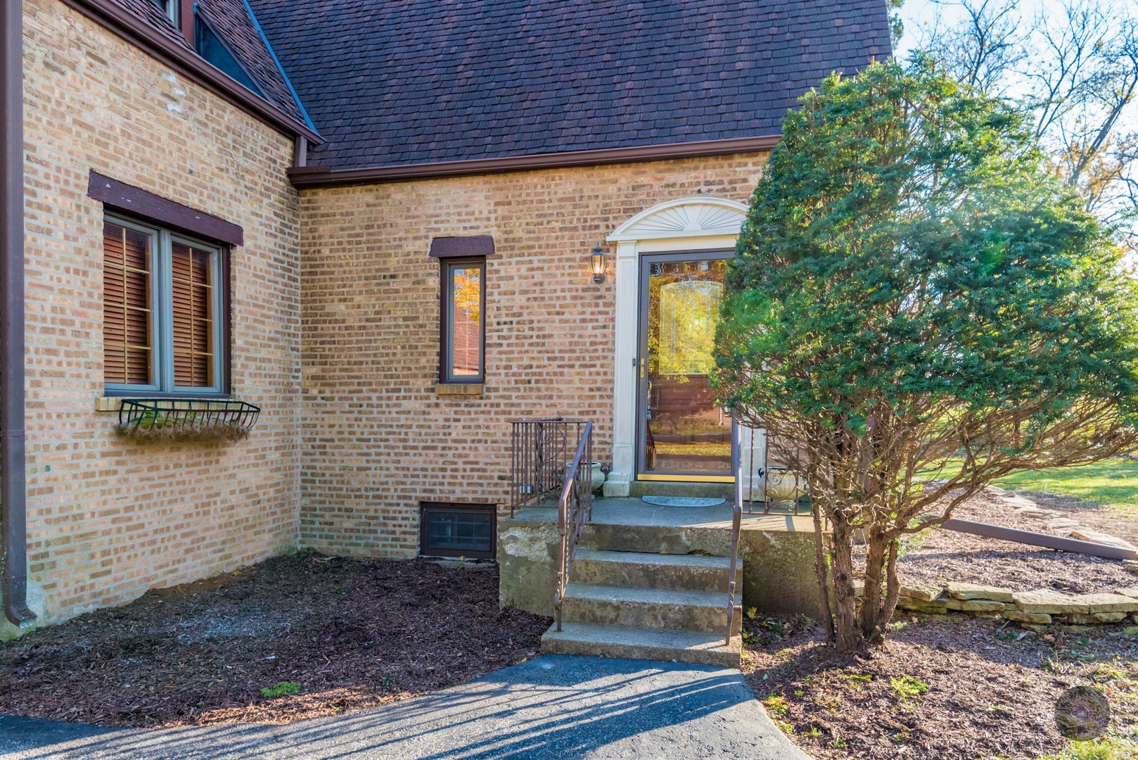 933 North Main Street Glen Ellyn, IL 60137 - Photo 2 of 32 a front view of a house with a garden