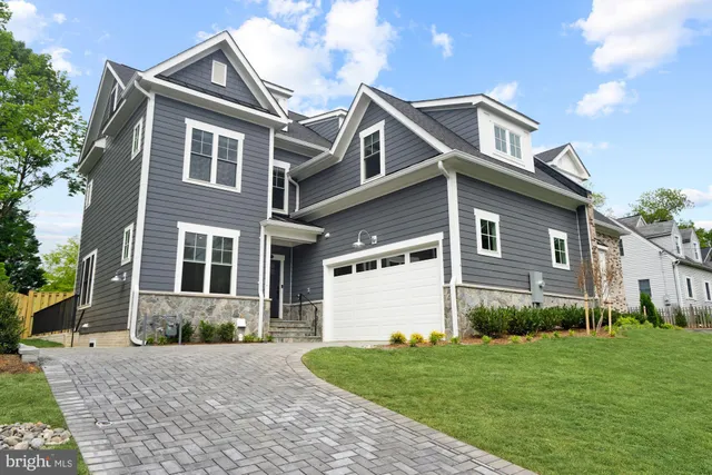 a view of a yard in front of a house