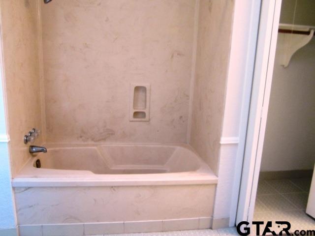 103 Wendy Whitehouse, TX 75791 - Photo 10 of 18 a bathroom with bathtub