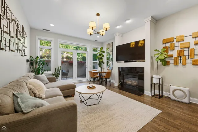 $399,900 | 4606 North Malden Street, Unit GS, Chicago, IL 60640