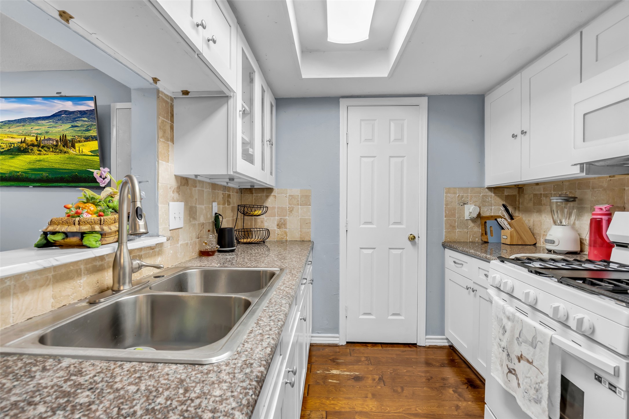 10730 Filey Lane Houston, TX 77013 - Photo 8 of 25 It includes a gas stove and ample storage. A functional layout with modern finishes.