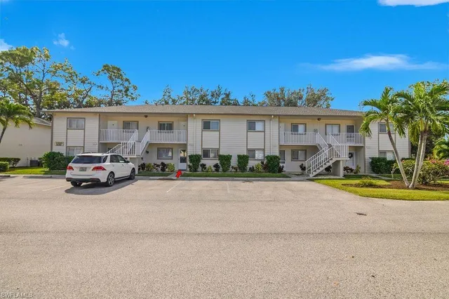 $229,900 | 2360 Naples Trace Circle, Unit 2, Naples, FL 34109