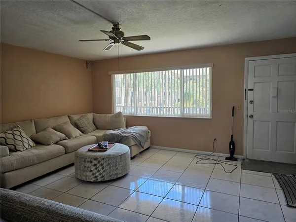 $1,400 | 2525 West Bay Drive, Unit B22, Largo, FL 33770