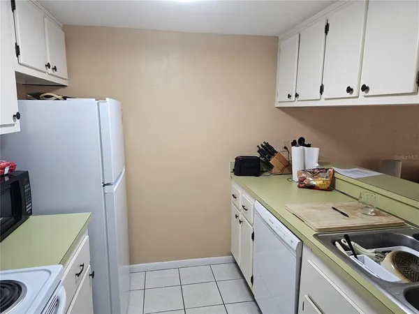 $1,400 | 2525 West Bay Drive, Unit B22, Largo, FL 33770