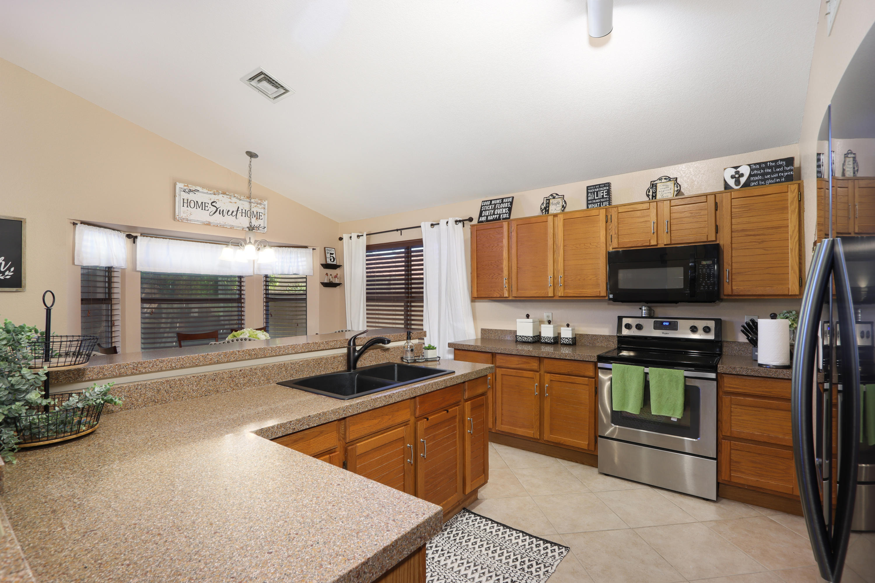2736 East Rockledge Road Phoenix, AZ 85048 - Photo 11 of 39 16