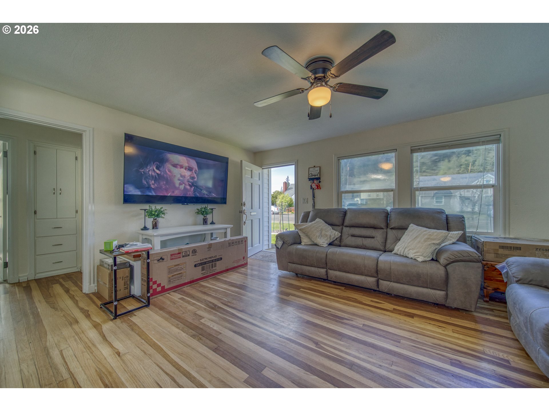 1950 Greenwood Avenue Reedsport, OR 97467 - Photo 5 of 31 Living Room/Entrance