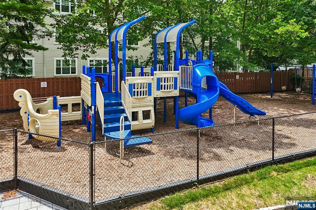 302 Chase Court, Unit 302 Edgewater, NJ 07020 - Photo 32 of 46