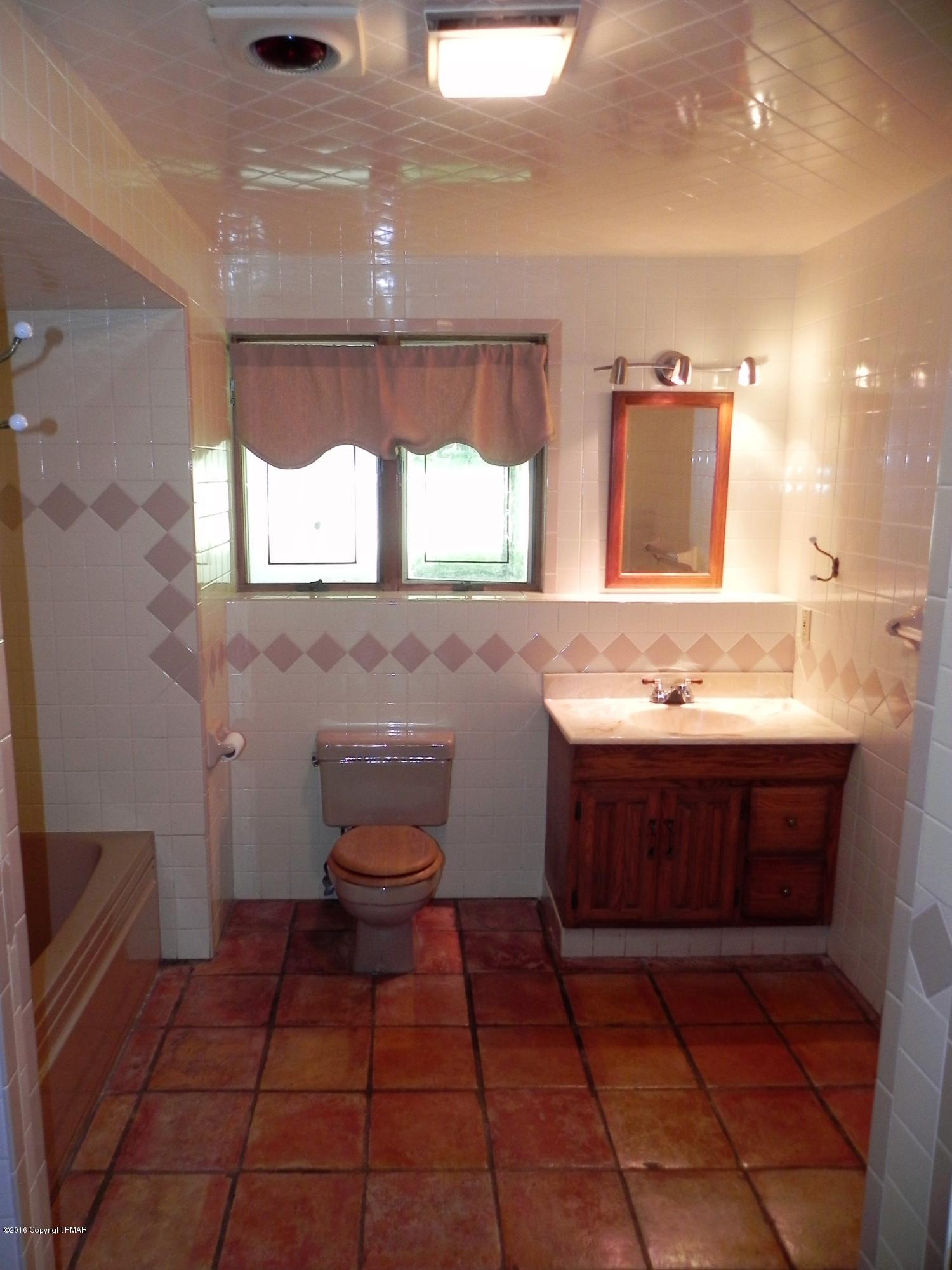141 Rinker Road Stroudsburg, PA 18360 - Photo 22 of 29 a bathroom with a sink and a toilet