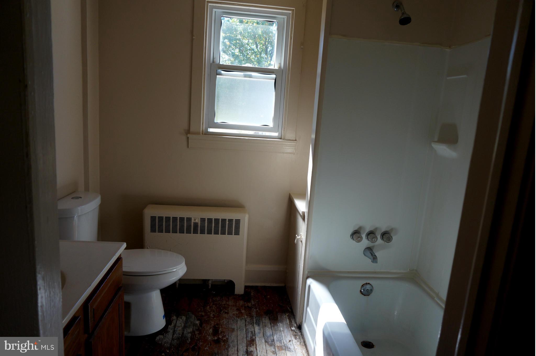 2117 Oak Road Baltimore, MD 21219 - Photo 11 of 14 Bath (Master)