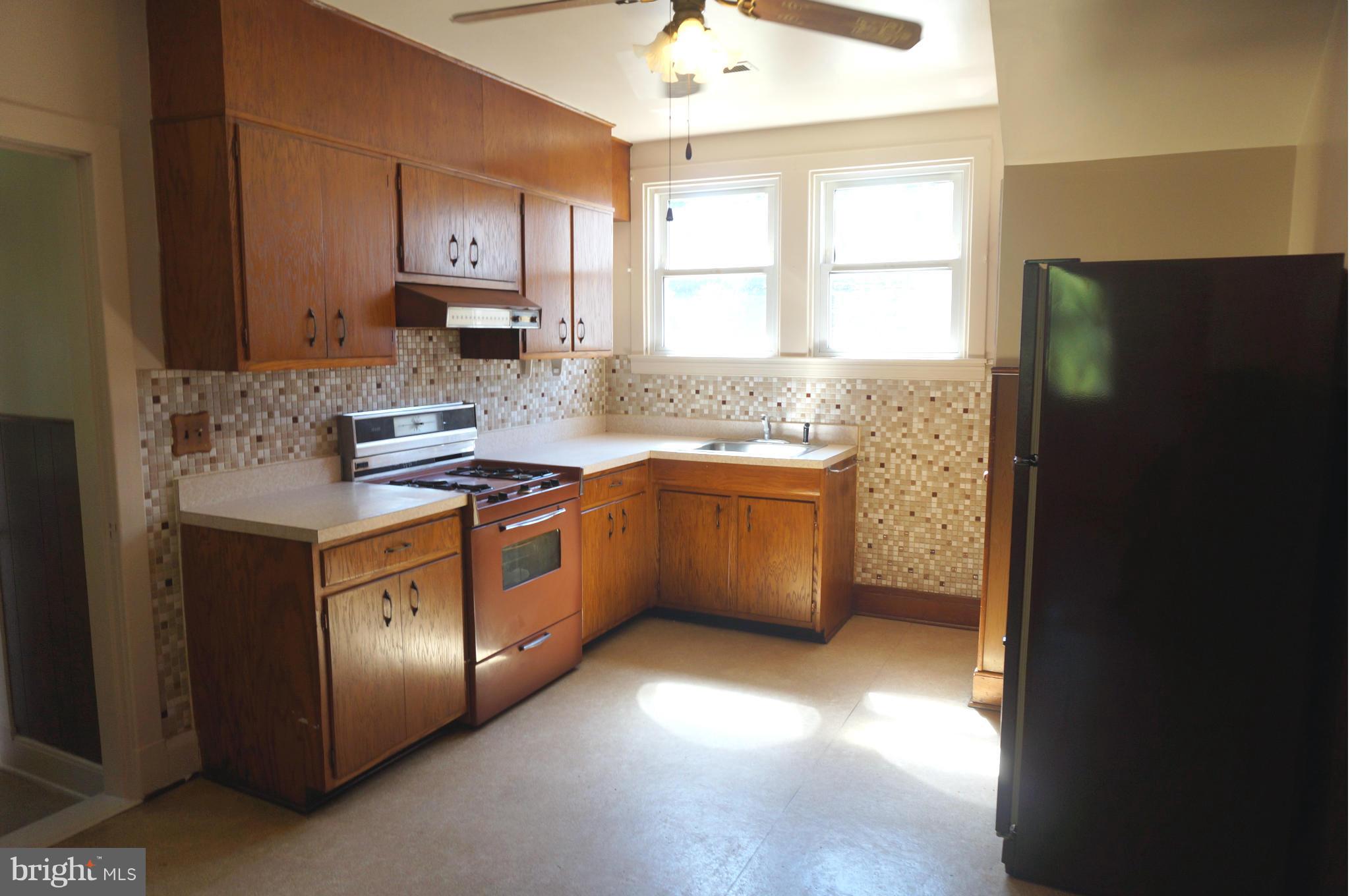 2117 Oak Road Baltimore, MD 21219 - Photo 6 of 14 Kitchen