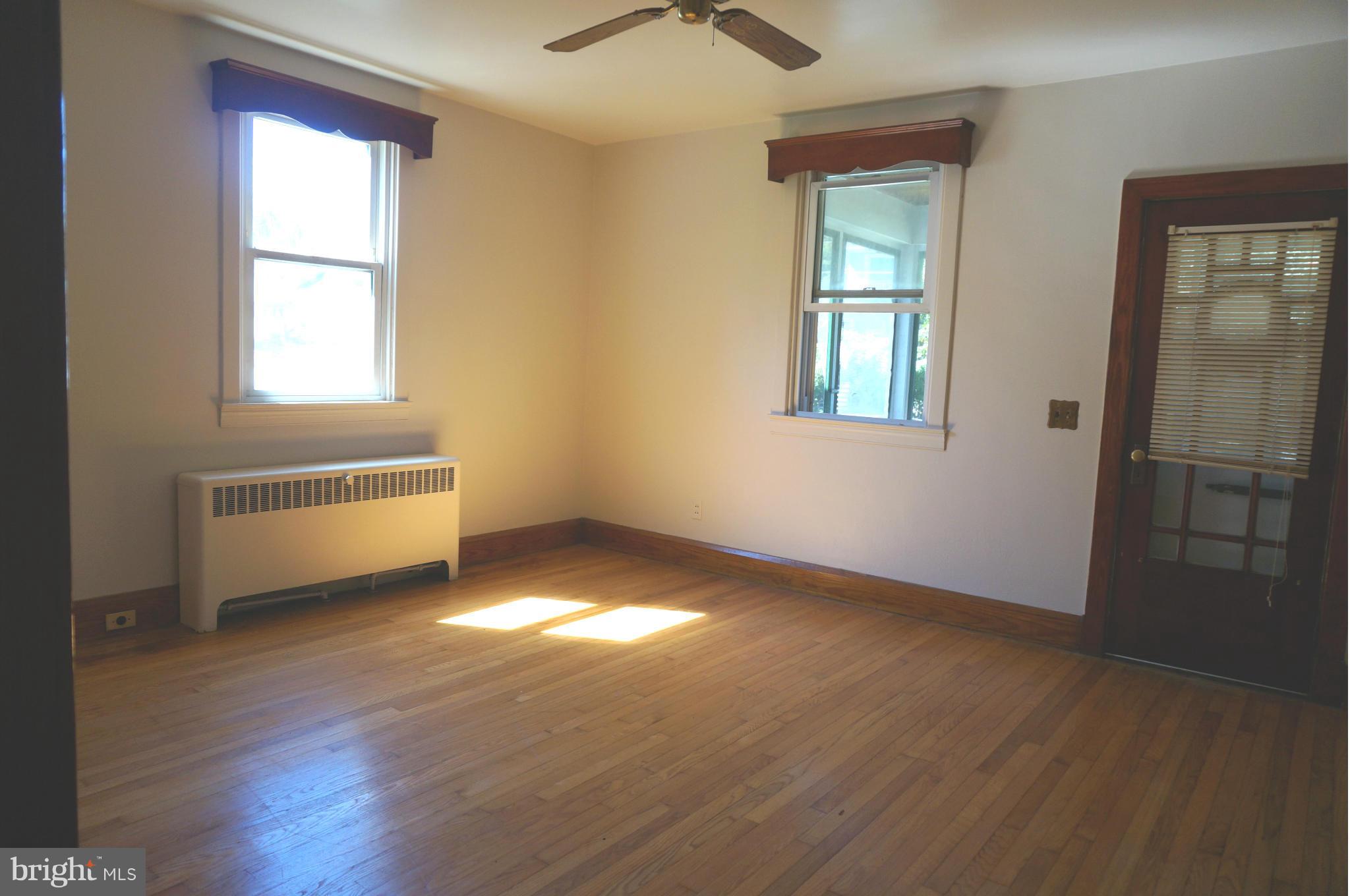 2117 Oak Road Baltimore, MD 21219 - Photo 9 of 14 Living Room