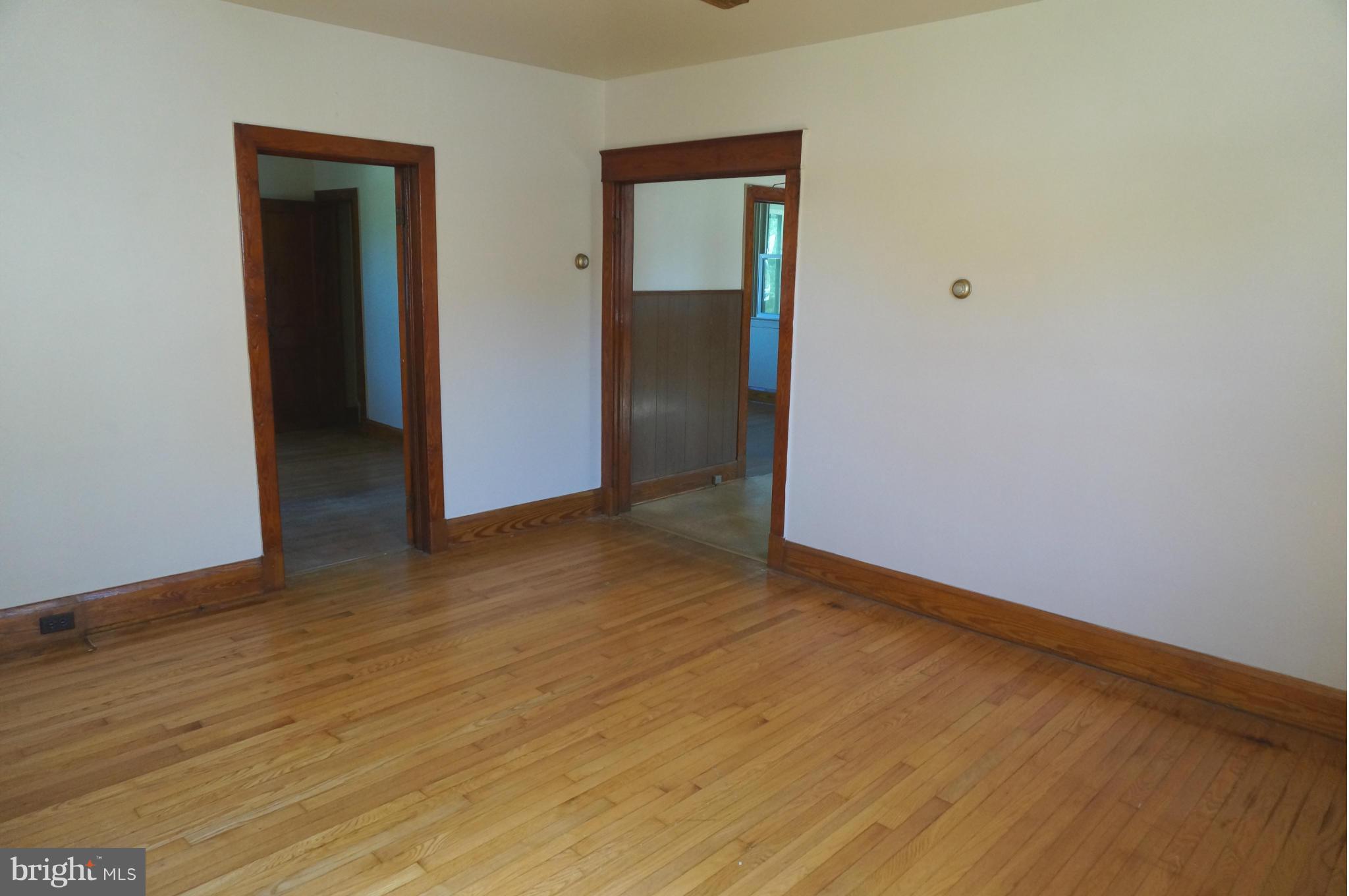 2117 Oak Road Baltimore, MD 21219 - Photo 10 of 14 Living Room
