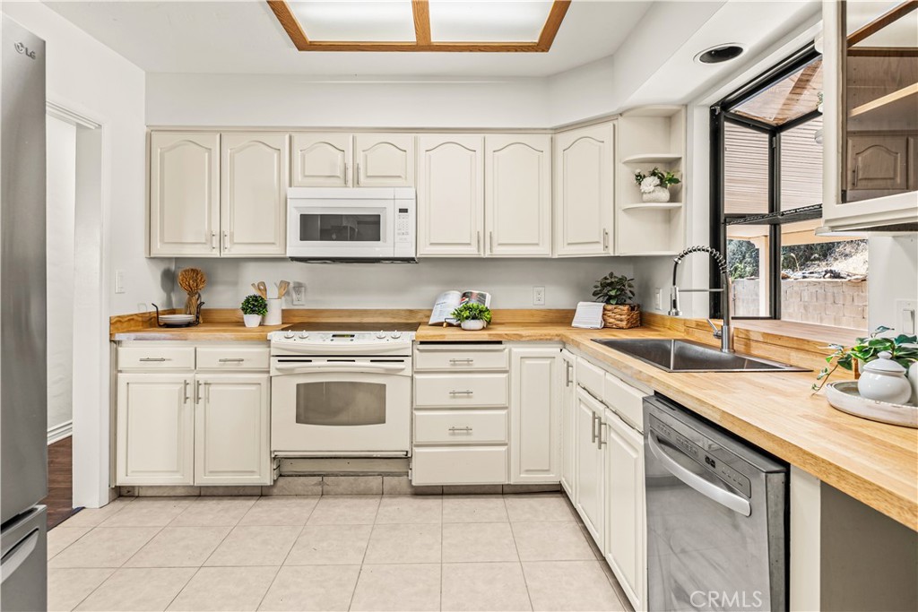 8841 Gardena Way Lakeside, CA 92040 - Photo 21 of 41 Refreshed kitchen