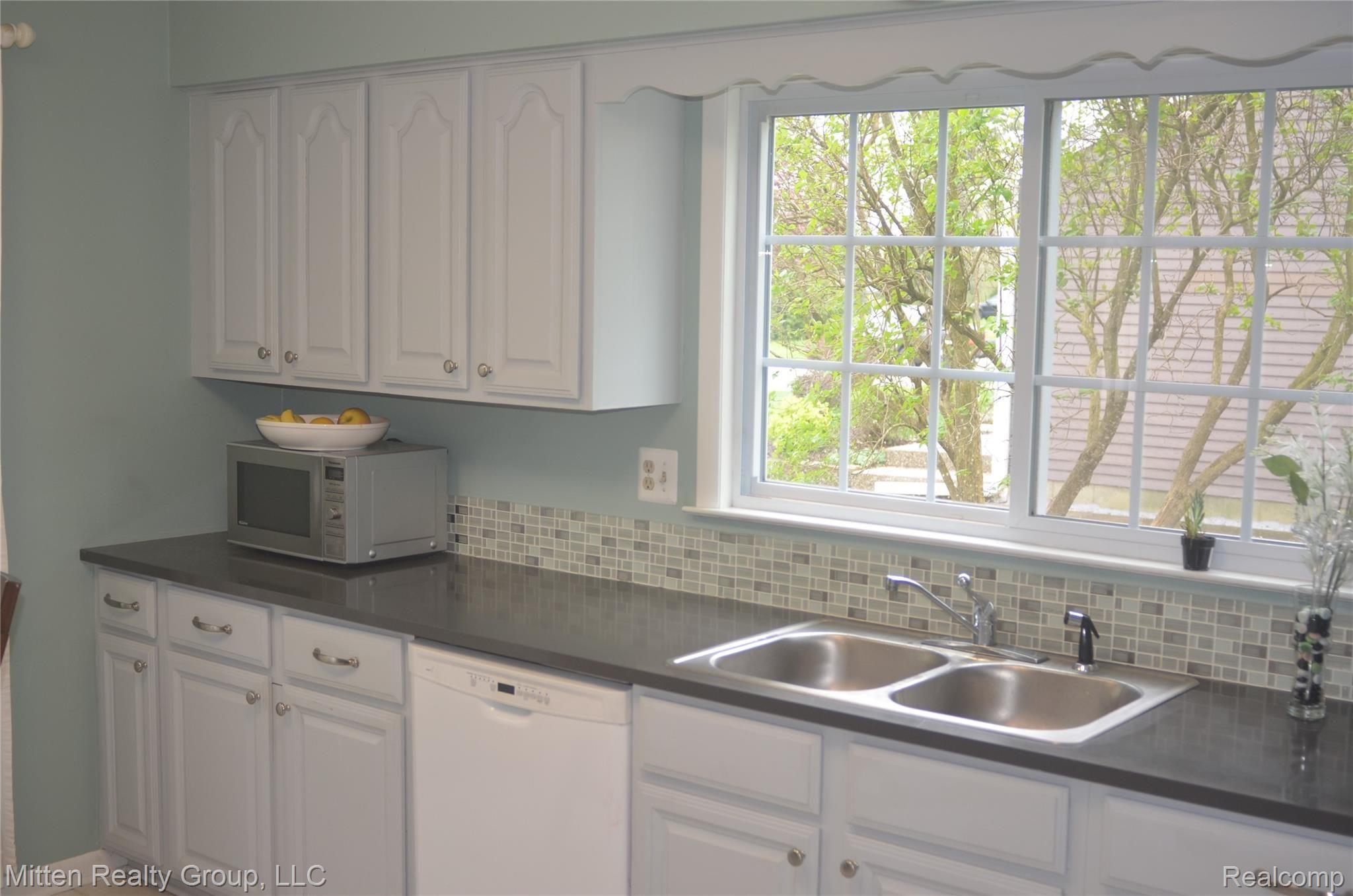 932 Hadley Road Rochester, MI 48307 - Photo 7 of 25 7.JPG