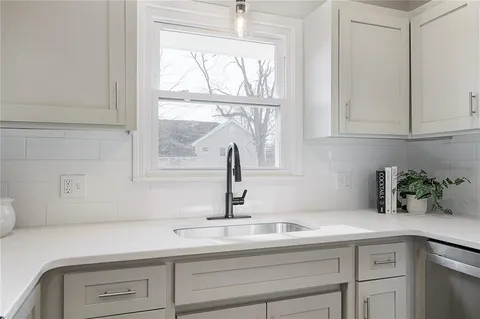 $439,000 | 1001 East Piatt Lane, Olathe, KS 66061