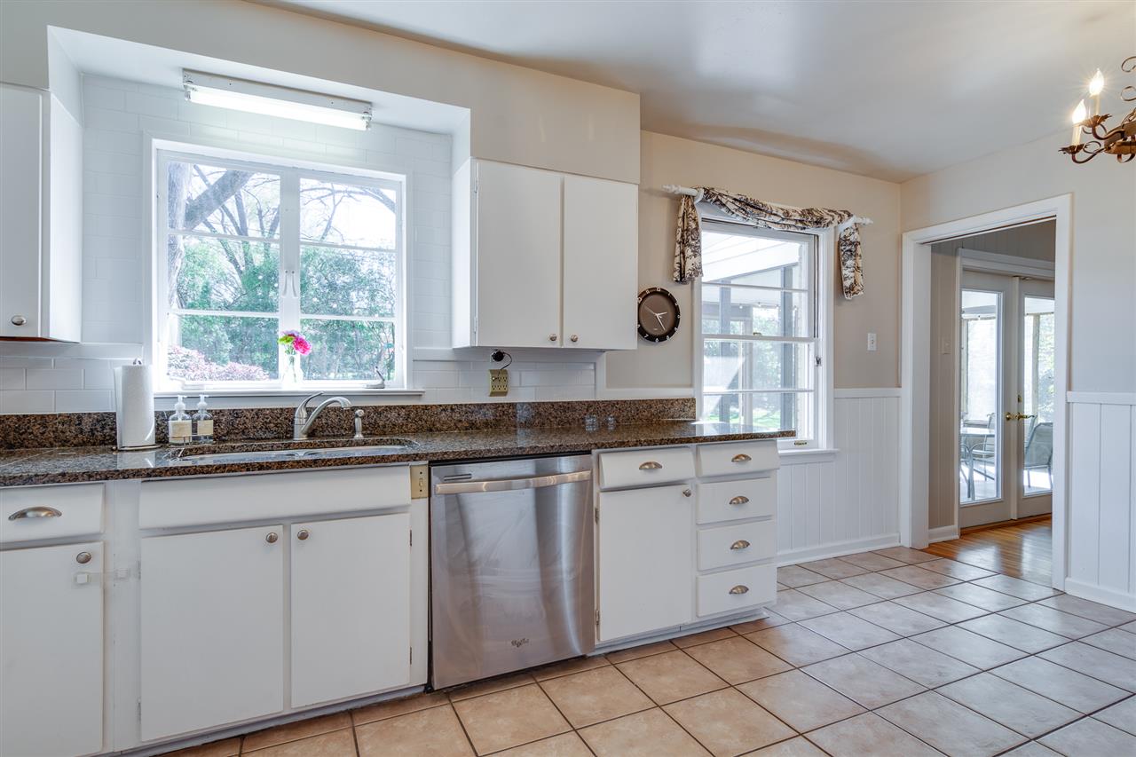 5125 Sequoia Road Memphis, TN 38117 - Photo 10 of 25 Great natural light!