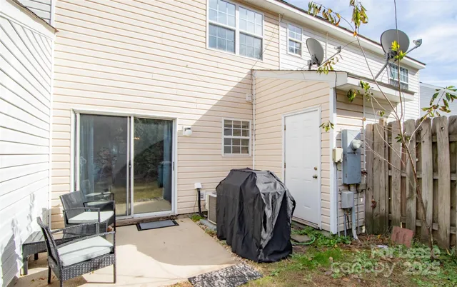 a view of backyard of the house