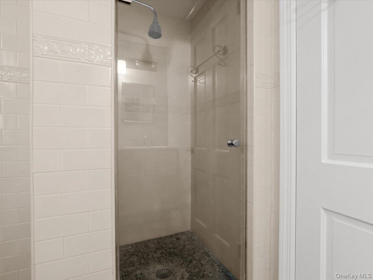 17 Pinewood Road Manhasset, NY 11030 - Photo 22 of 45