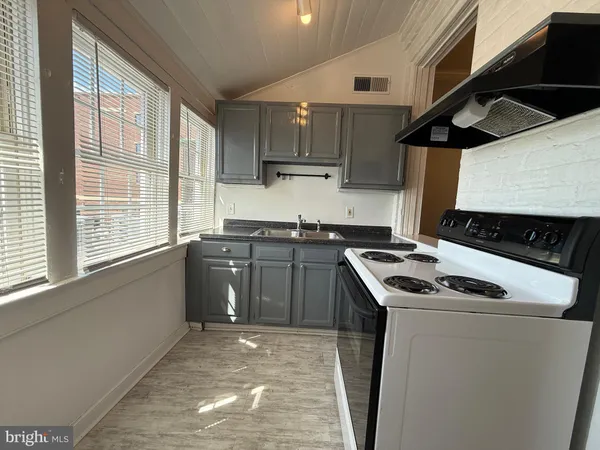 $1,695 | 604 Caroline Street, Unit 2, Fredericksburg, VA 22401