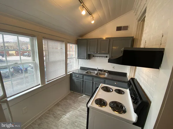 $1,645 | 604 Caroline Street, Unit 2, Fredericksburg, VA 22401