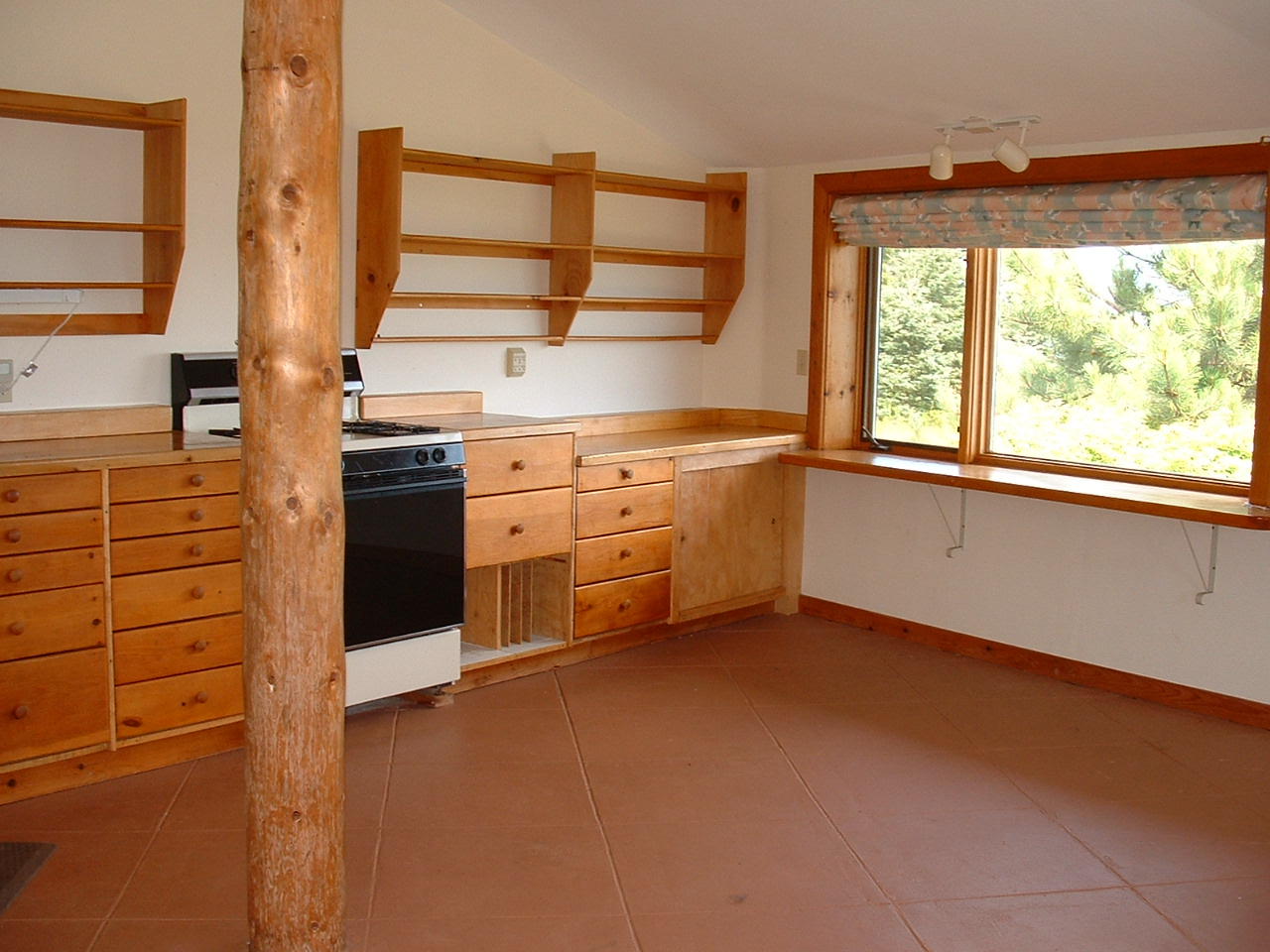 1755 Port Road Machiasport, ME 04655 - Photo 26 of 35 Guest Cottage-Kitchen & Dining Area