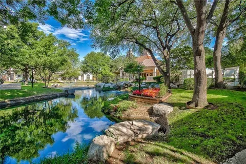 a view of yard with green space