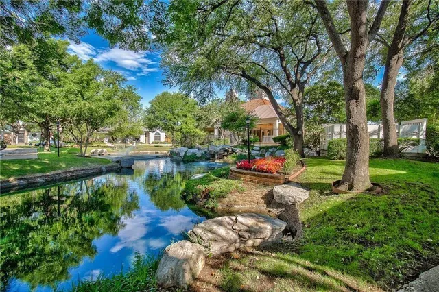 a view of yard with green space
