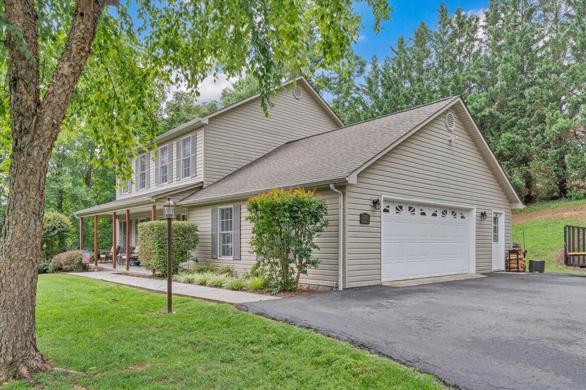 239 Pin Oak Drive Blue Ridge, VA 24064 - Photo 3 of 40 239 Pin Oak Dr