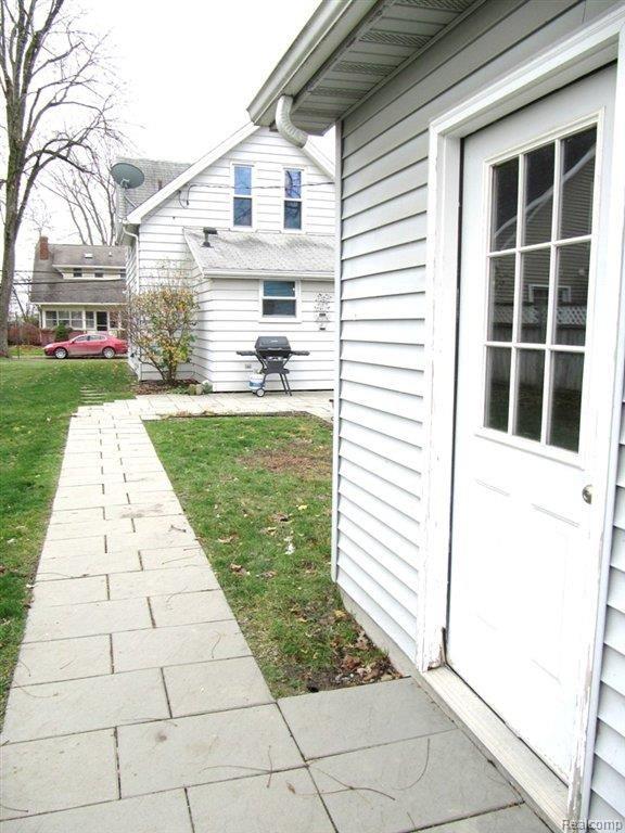 122 Albertson Street Rochester, MI 48307 - Photo 24 of 25 Walkway from garage.