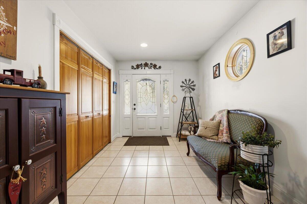 26 Old Country Way Limerick, ME 04048 - Photo 2 of 46 Entry way