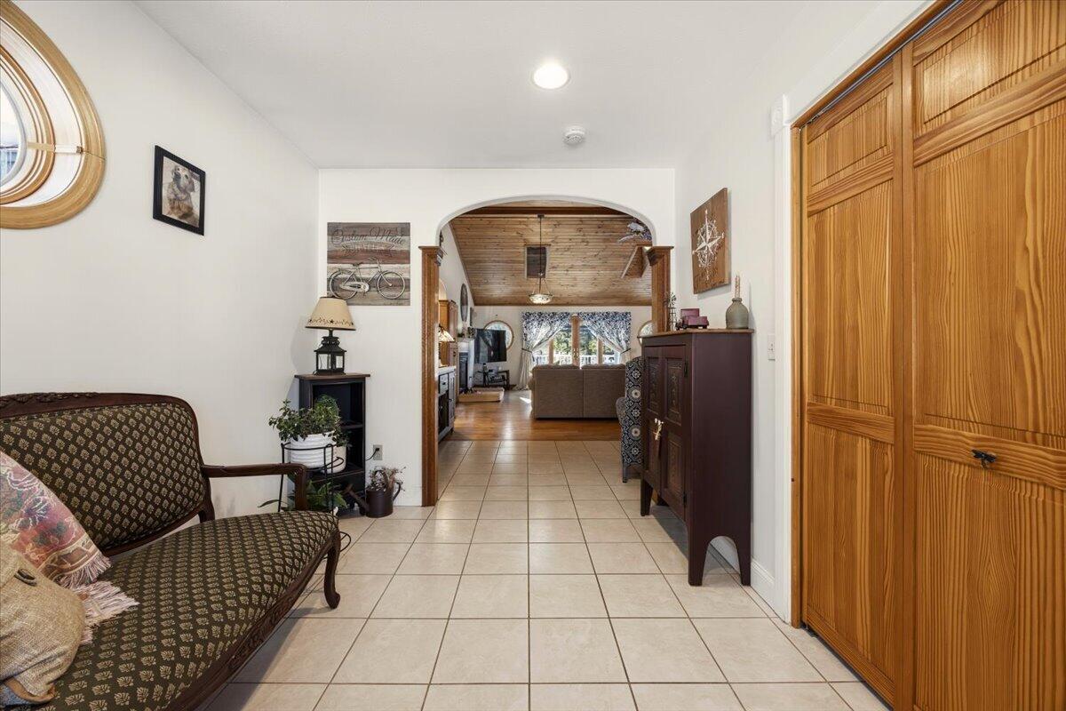 26 Old Country Way Limerick, ME 04048 - Photo 3 of 46 Entry way