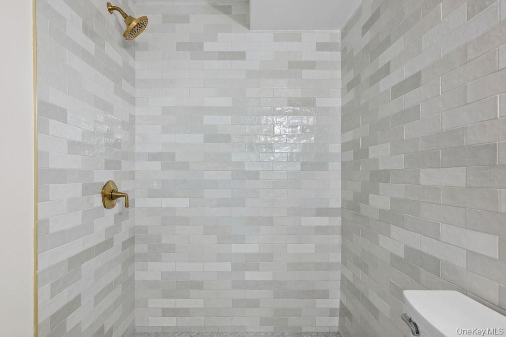 80 Oak Road Bayport, NY 11705 - Photo 29 of 31 bathroom 3