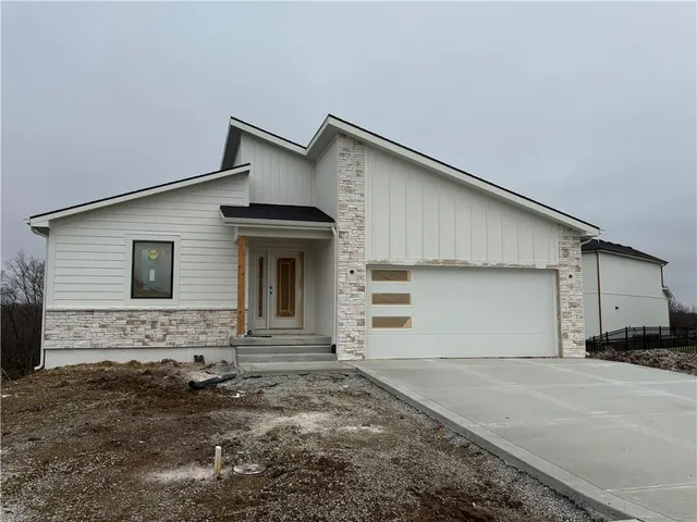 $460,500 | 704 Southeast 21st Street, Oak Grove, MO 64075