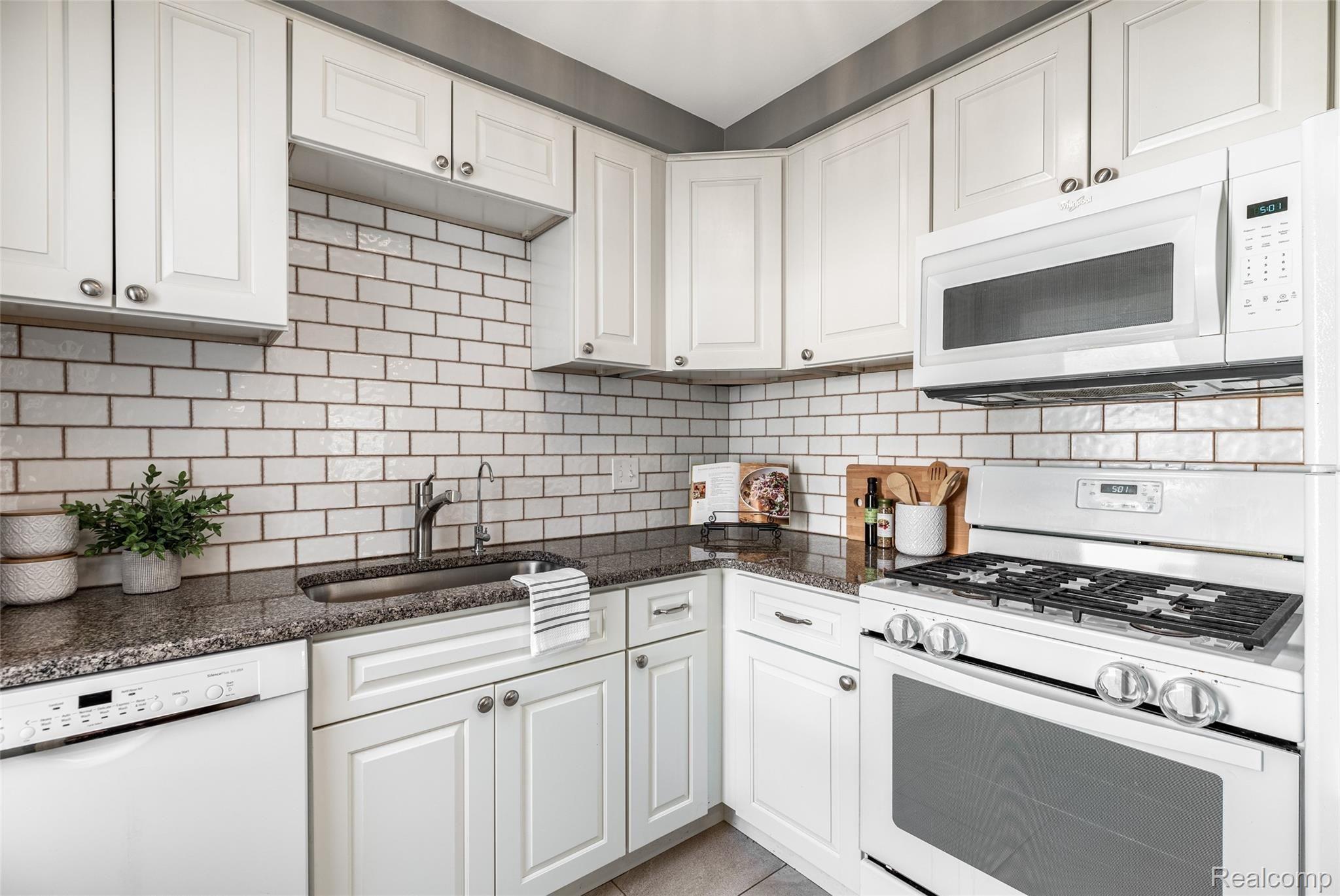 1435 Columbia Road Berkley, MI 48072 - Photo 9 of 29 16.Kitchen