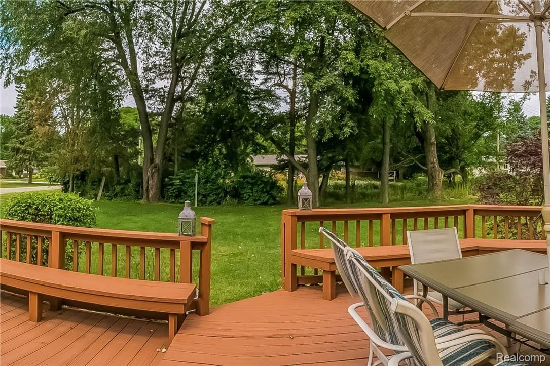 452 Lake Forest Road Rochester, MI 48309 - Photo 13 of 54 047-Deck-2988023-medium.jpg