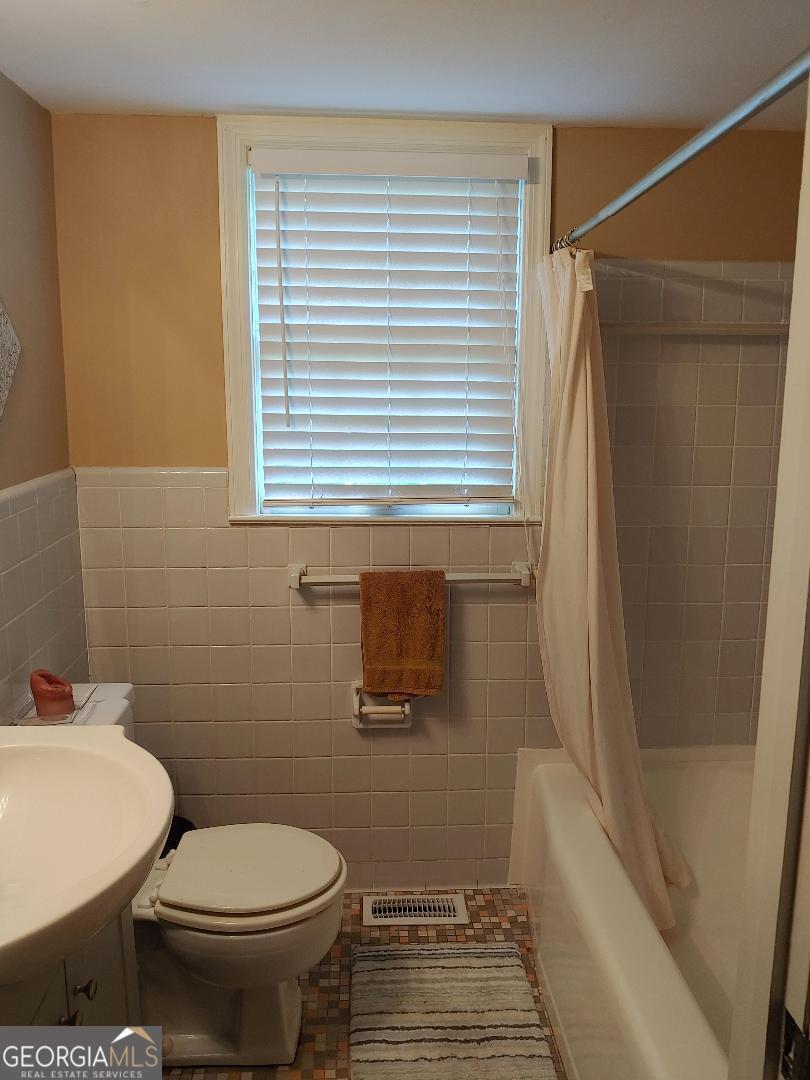 428 Wesleyan Drive Macon, GA 31210 - Photo 18 of 26 a bathroom with a sink and a toilet