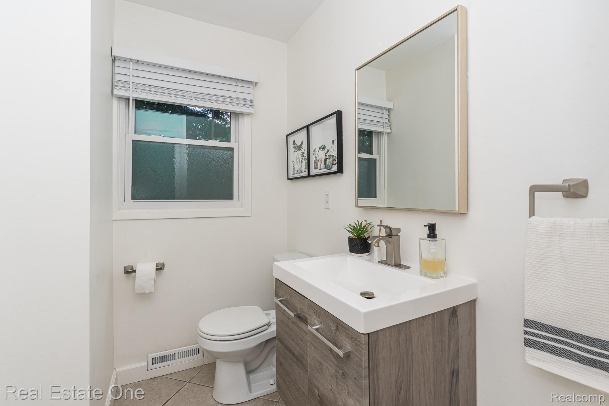 3268 Warick Road Royal Oak, MI 48073 - Photo 18 of 40 1st floor powder room stylishly updated in 2021! Conveniently located off the kitchen on the way to the 2 car attached garage.