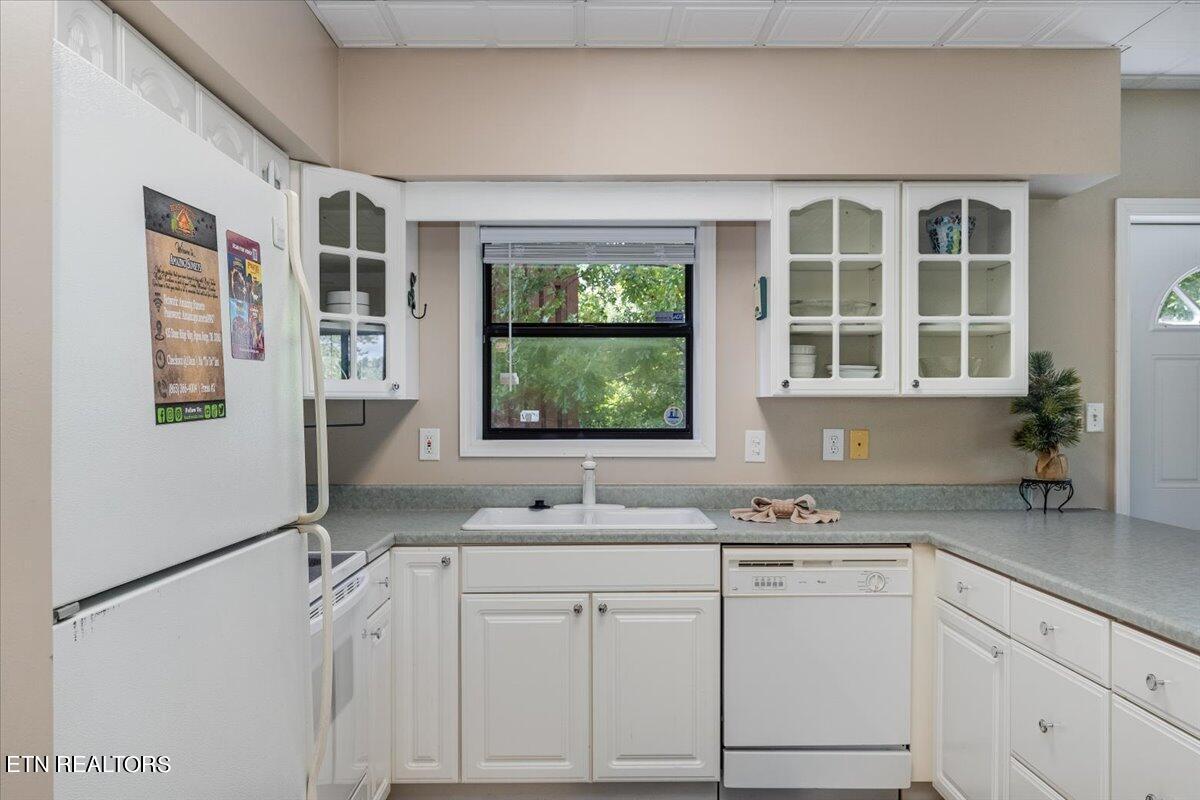 425 Stone Ridge Way Pigeon Forge, TN 37863 - Photo 31 of 46 31-Kitchen 2