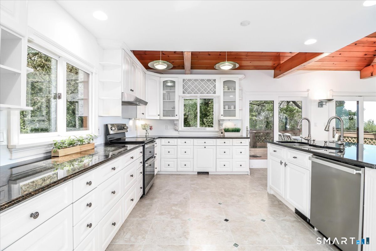 10 Hillcrest Court Ridgefield, CT 06877 - Photo 16 of 40 Striking chef's kitchen