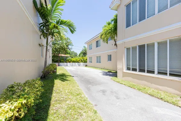 $3,600 | 2882 South Le Jeune Road, Unit 2882, Coral Gables, FL 33134
