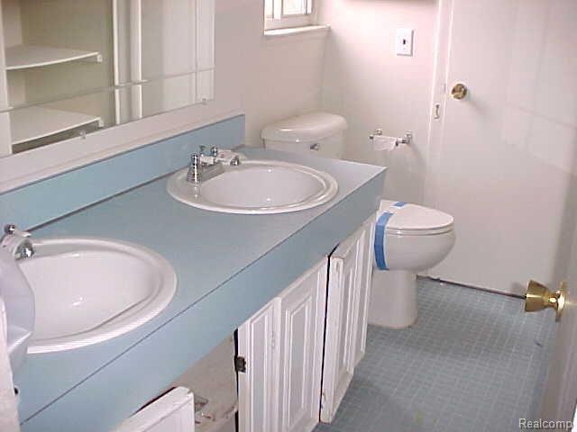 23980 Rockingham Street Southfield, MI 48033 - Photo 16 of 22 main_bathroom