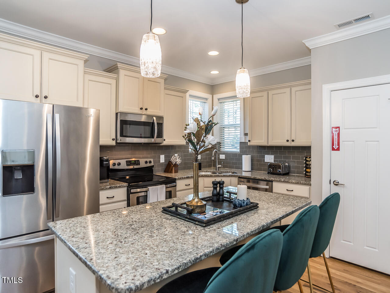 151 Pineland Circle Raleigh, NC 27606 - Photo 9 of 32 Avenue_West_151_Pineland-0675