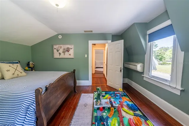 a view of a house with backyard and trees